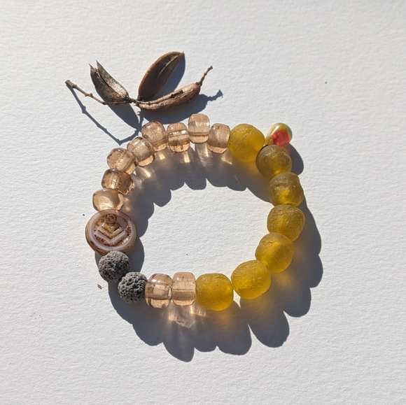 Recycled yellow glass bracelet with lava beads as essential oil diffuser - Picture 3 of 6